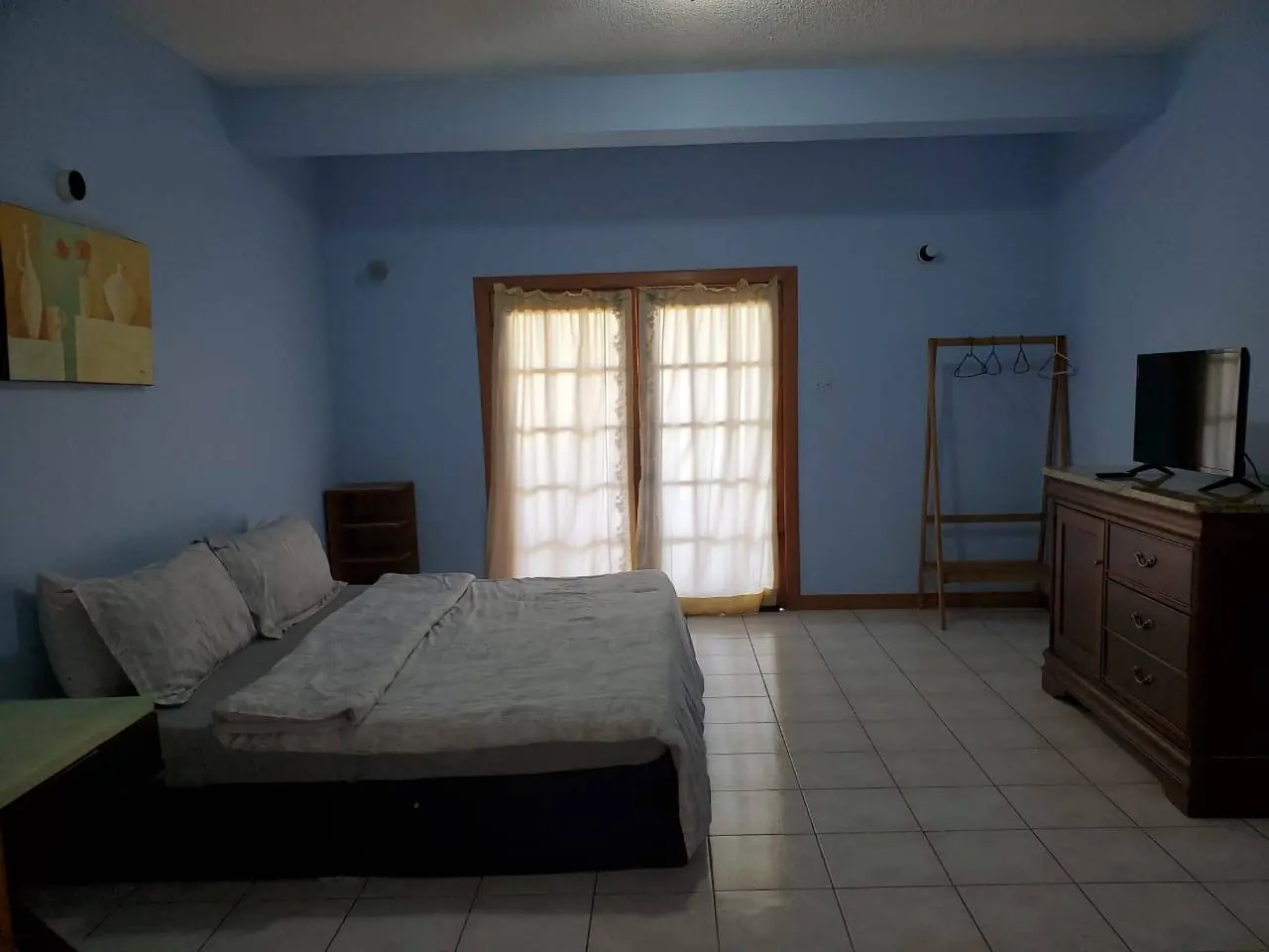 Bedroom with double doors to the outside