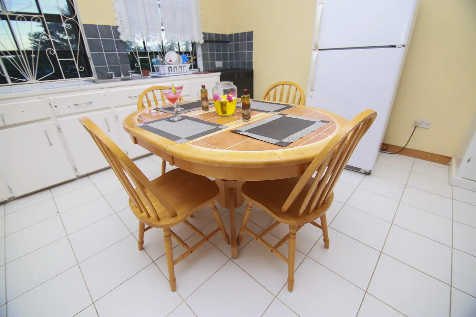 Full kitchen with dining table