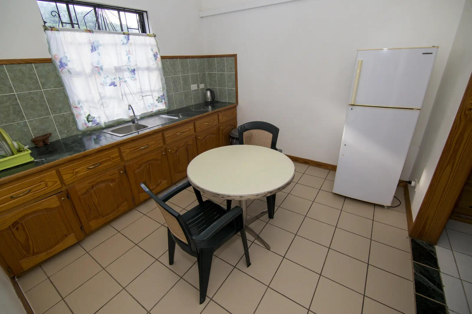 Kitchenette with round table and refrigerator
